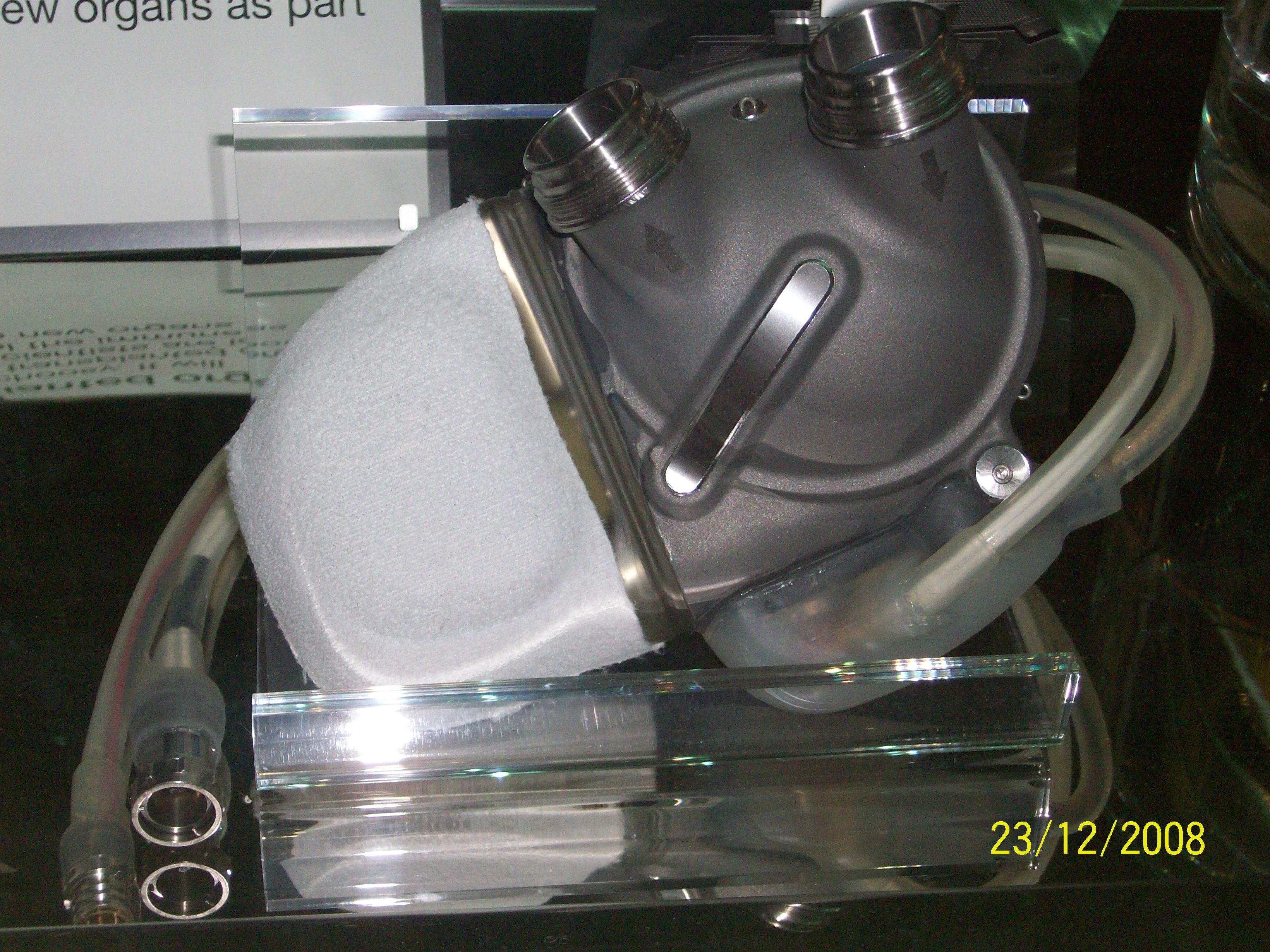 An artificial heart displayed at the London science museum]]